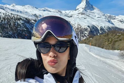 Libur Lebaran, Dian Sastrowardoyo Unggah Momen Main Ski di Swiss 