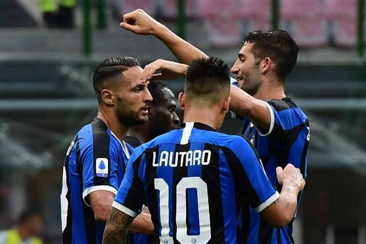 Danilo DAmbrosio (tengah) merayakan gol bersama rekan satu timnya pada laga Inter Milan vs Brescia di Stadion Giuseppe Meazza dalam lanjutan pekan ke-29 Serie A, kasta tertas Liga Italia, Rabu (1/7/2020).