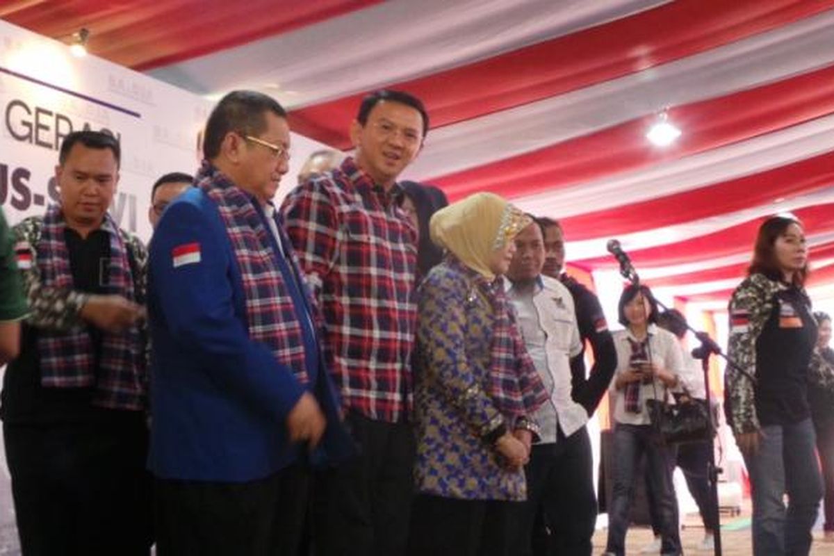 Calon gubernur DKI Jakarta Basuki Tjahaja Purnama atau Ahok saat menerima dukungan dari Gerakan Relawan Agus-Silvy (Gerasi) dan kader Partai Demokrat, di Jalan Talang Nomor 3, Menteng, Jakarta Pusat, Senin (13/3/2017).