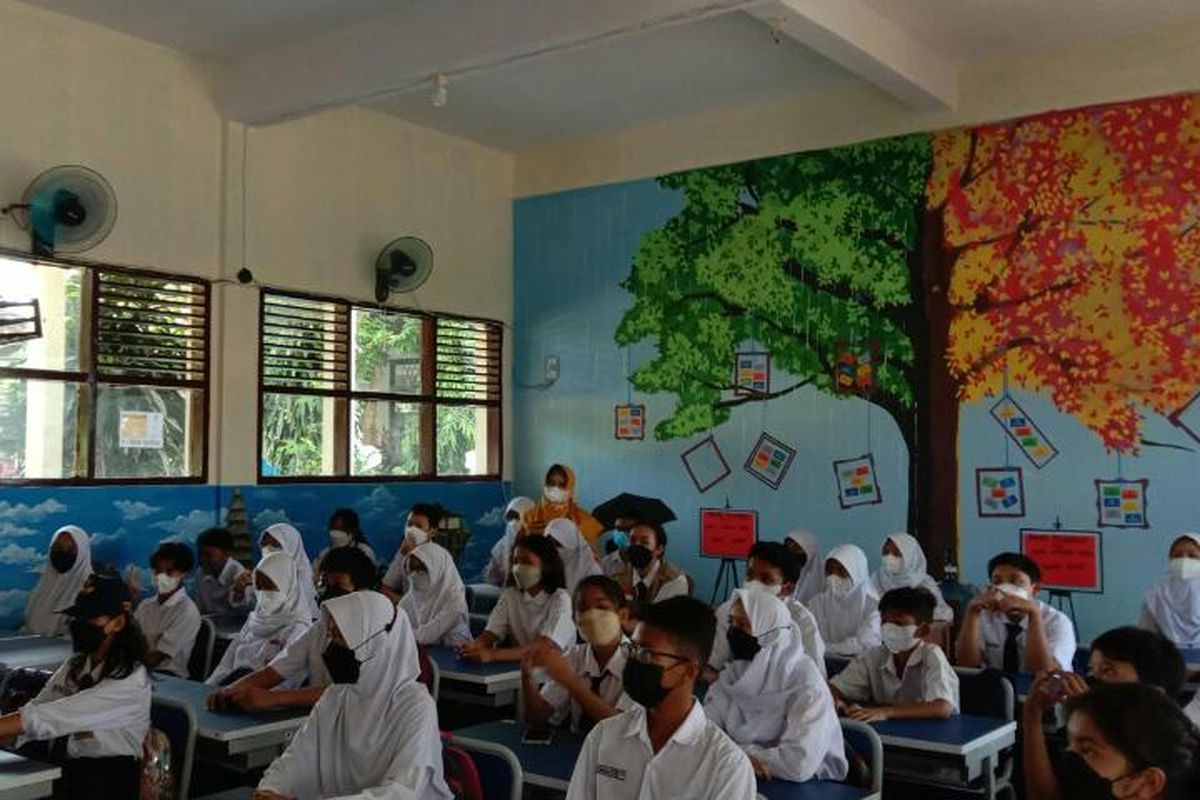 Siswa SMPN 3 Depok saat belajar dihari pertama pada PTM 100 persen, Senin (24/1/2022).