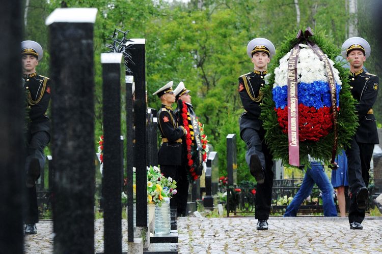 Upacara peringatan korban tewas kecelakaan kapal selam Kursk di permakaman Serafimovskoe, St Petersburg, Rusia, pada 12 Agustus 2014. Ini adalah upacara peringatan ke-14 tenggelamnya Kursk yang menewaskan 118 orang, dan menjadi kecelakaan kapal selam terparah di Rusia.