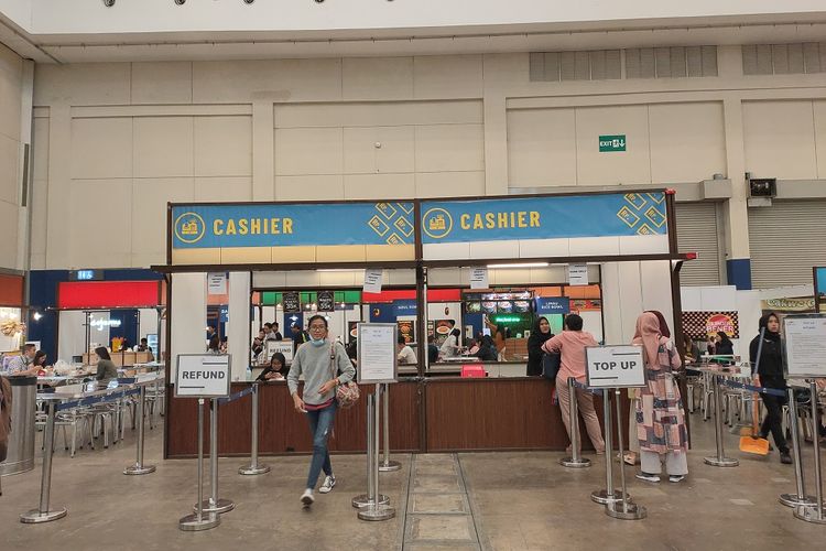 Pengunjung yang ingin makan dan minum di foodcourt Big Bad Wolf Jakarta 2020 wajib membayar menggunakan cashless payment. Pengunjung tinggal datang ke Cashier foodcourt untuk melakukan langkah-langkah top up maupun refund.