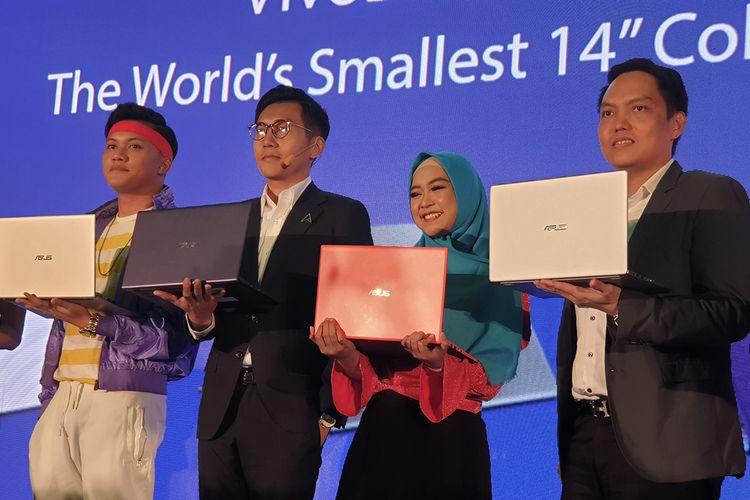 Asus SEA Regional Director Jimmy Lin (kedua dari kiri) dalam acara peluncuran Asus Vivobook Ultra A412 dan K403 di Jakarta, Kamis (20/6/2019). 