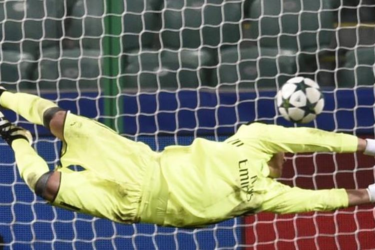 Penjaga gawang Real Madrid, Keylor Navas, melakukan aksi untuk membendung bola tembakan pemain Legia Warszawa, Thibault Moulin. Navas gagal melakukan penyelamatan sehingga Real Madrid tertinggal 2-3 dalam pertandingan penyisihan Grup F Liga Champions di Warsaw, Polandia, Rabu (2/11/2016). Duel ini berakhir dengan skor 3-3.