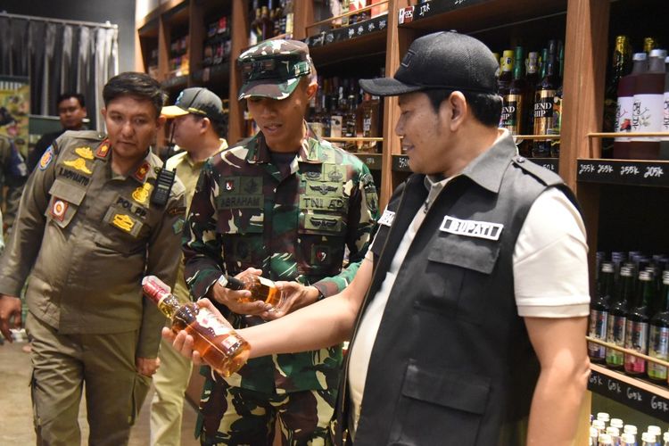 Bupati Sidoarjo Tutup 3 Toko Miras, 624 Botol Disita