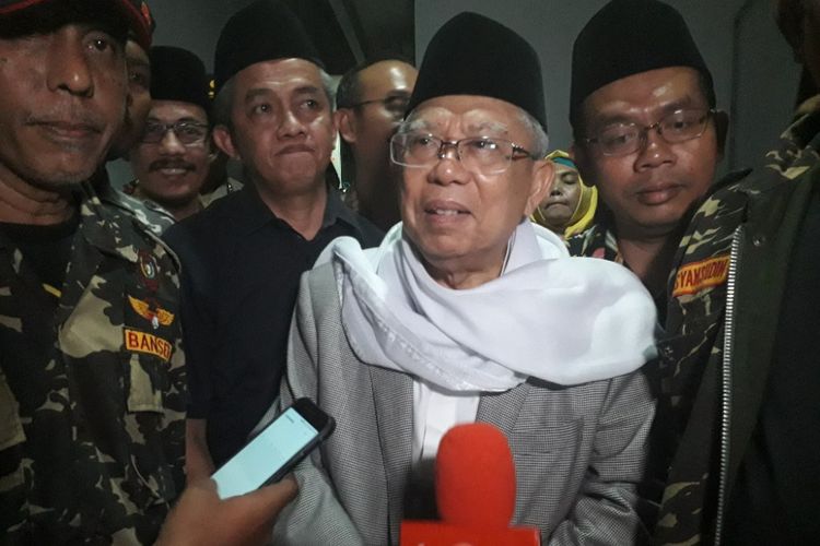 Bakal Calon Wakil Presiden Maruf Amin memberikan keterangan kepada wartawan di rumahnya di Koja, Jakarta Utara, Kamis (9/8/2018).