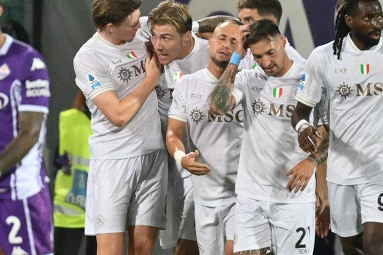 Rasmus Hojlund merayakan gol dengan rekan satu tim dalam  pertandingan sepak bola Serie A Liga Italia antara ACF Fiorentina vs Napoli di Stadion Artemio Franchi, di Florence, pada 13 September 2025. (Foto oleh Alberto PIZZOLI / AFP)