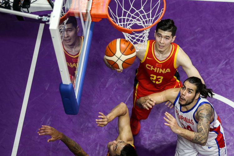 Pebasket China melakukan Lay-up saat melawan Filipina di pertandingan babak penyisihan grup D Asian Games ke 18 di Hall Basket Senayan, Jakarta Pusat, Selasa (21/8/2018). China menang dengan skor 82-80.