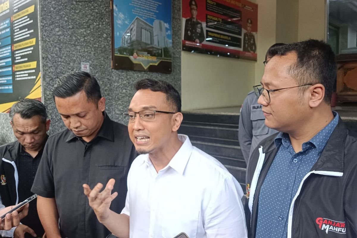 Politikus Aiman Witjaksono bersama kuasa hukum hadir pemeriksaan di Mapolda Metro Jaya, Selasa (5/12/2023).