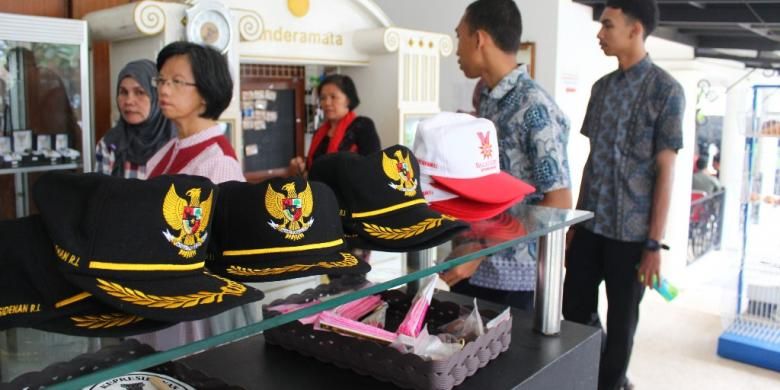 Berbagai atribut berlogo Istana Kepresidenan RI, dan miniatur-miniatur khas Bogor seperti kujang dan tugu kujang dijual disini.