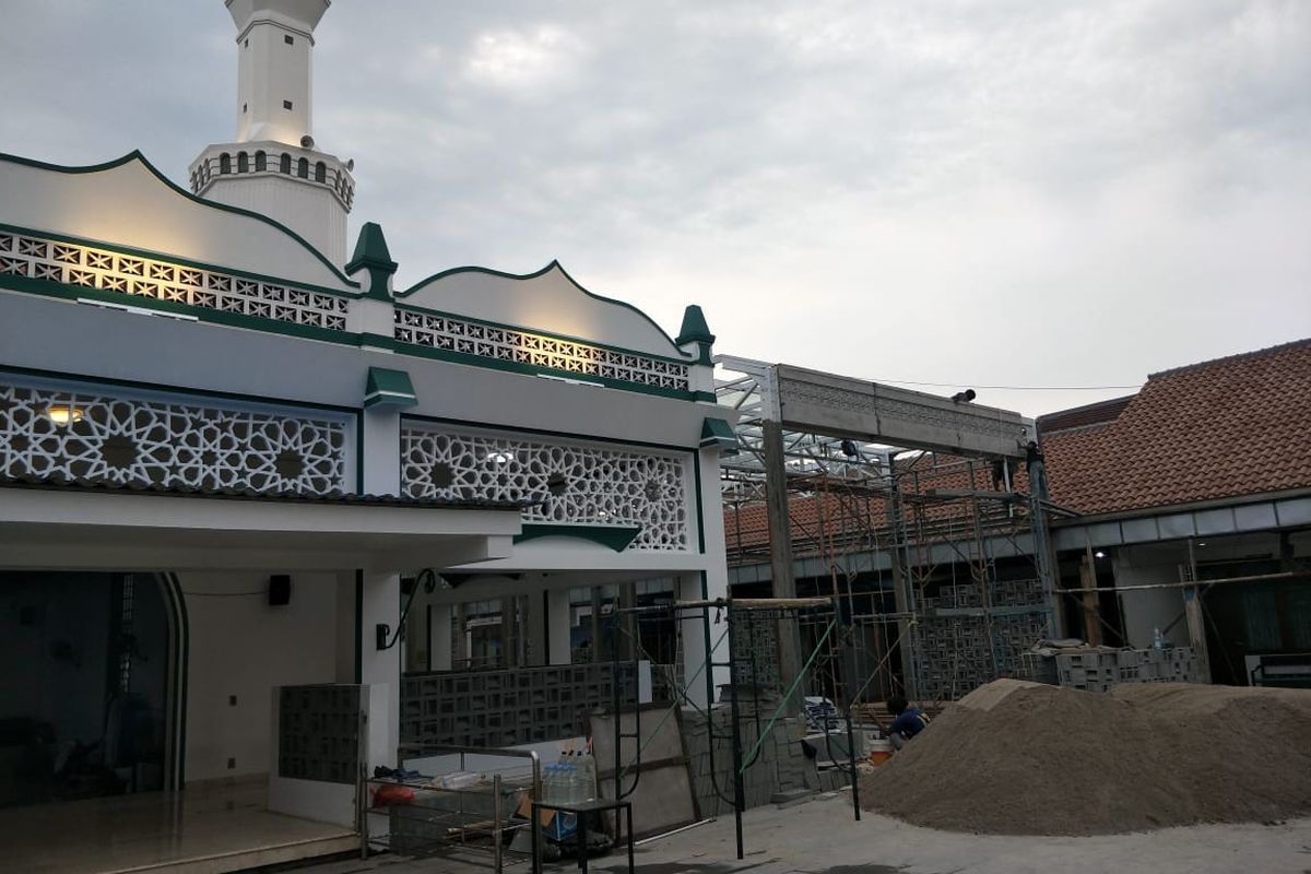 Revitalisasi Masjid Keramat Luar Batang, di Penjaringan, Jakarta Utara, Kamis (18/3/2021).