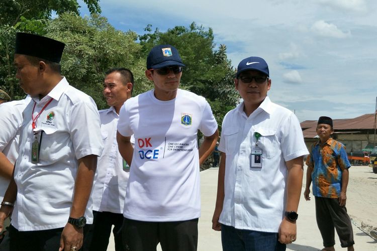 Wakil Gubernur DKI Jakarta Sandiaga Uno bersama Direktur Utama PT Food Station Tjipinang Jaya Arief Prasetyo Adi meninjau jalan rusak di Pasar Induk Cipinang, Jakarta Timur, Sabtu (25/11/2017).