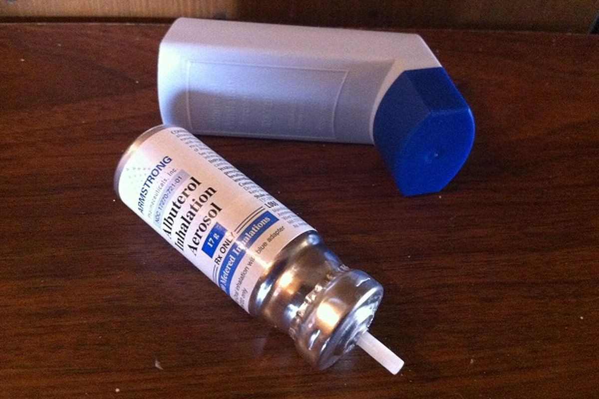 Ilustrasi albuterol inhaler untuk terapi asma.