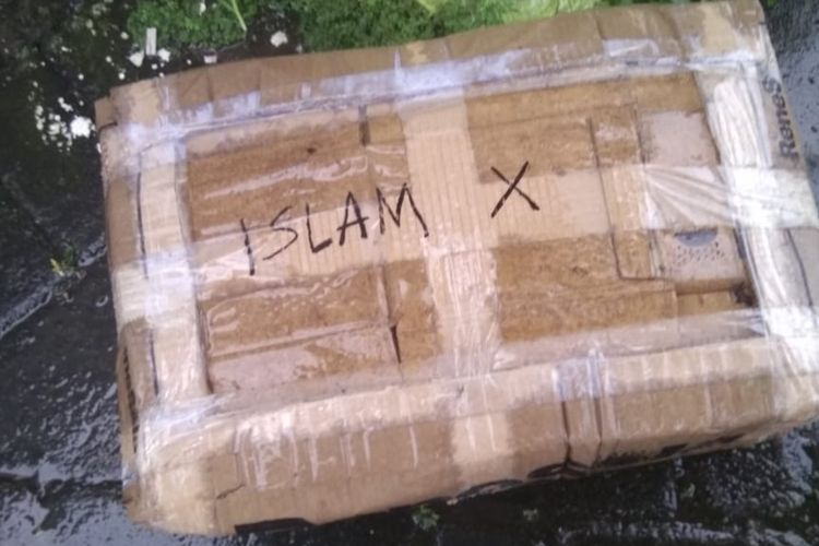 Paket misterius bertuliskan Islam X yang ditemukam warga di Jalan Sungai Pareman, Kecamatan Ujung Pandang, Makassar, Rabu (31/3/2021).