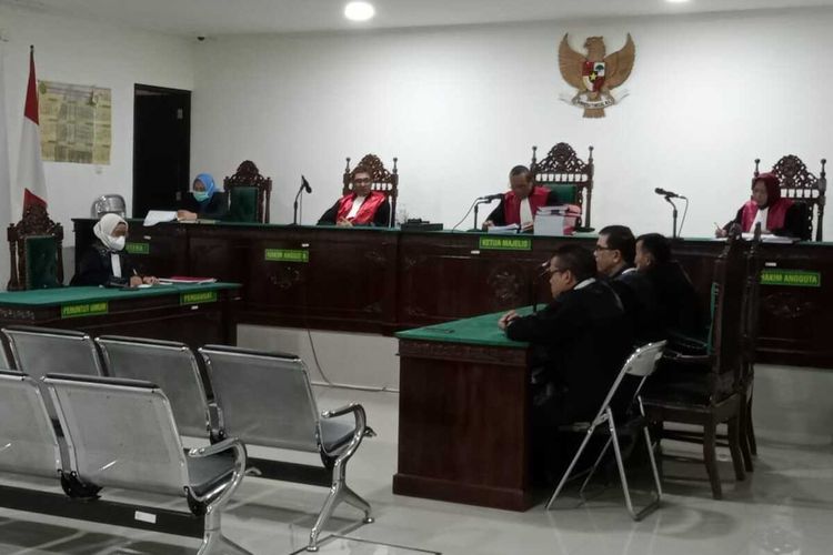 Majelis Hakim Pengadilan Negeri (PN) Bengkulu, menjatuhkan vonis penjara 5 tahun kurungan denda Rp 200 juta subsidair 3 bulan penjara terhadap terdakwa Asnawi Amri, mantan Camat Muarabangkahulu, Kota Bengkulu, Kamis (14/7/2022).