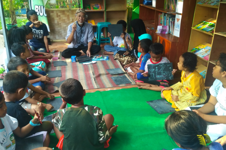 Iman Suligi membawakan materi untuk anak-anak di Kampoeng Batja Suligi di Jember, Jawa Timur.