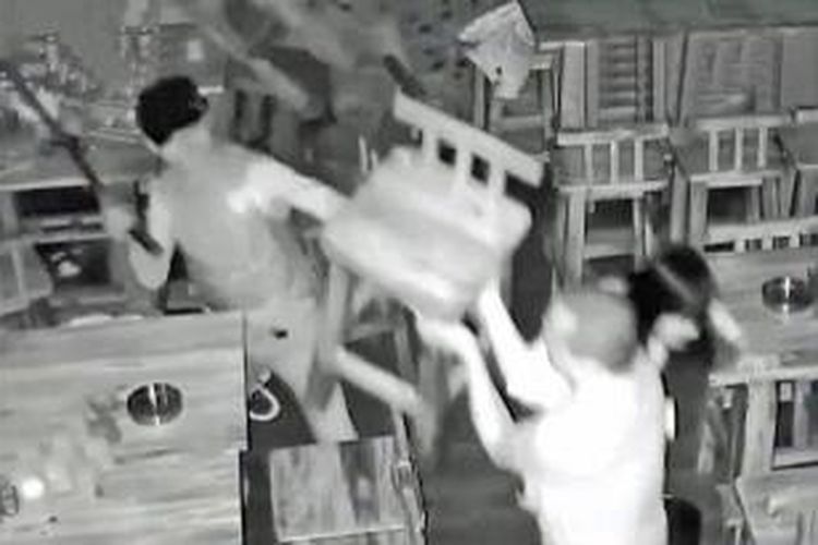 Dari rekaman CCTV ini terlihat penyerang yang membawa sebilah golok menyerang dua orang pria yang dianggap menggoda seorang gadis di sebuah bar di kota Luizhou, China.