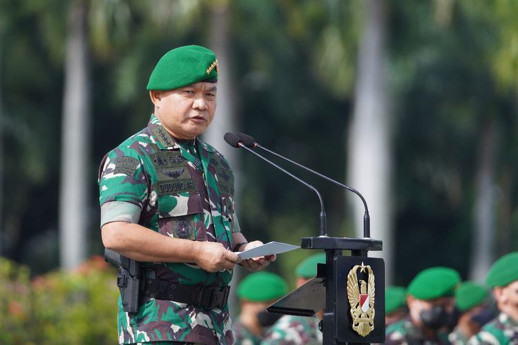 KSAD Jenderal Dudung Abdurachman saat memimpin apel gelar pasukan jajaran TNI AD wilayah Jabodetabek di Monas, Jakarta, Selasa (25/1/2022).