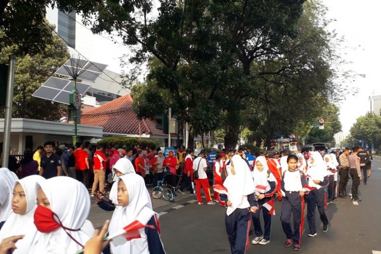 Warga memenuhi area Balaikota DKI Jakarta jelang kirab obor Asian Para Games 2018, Minggu (30/9/2018).