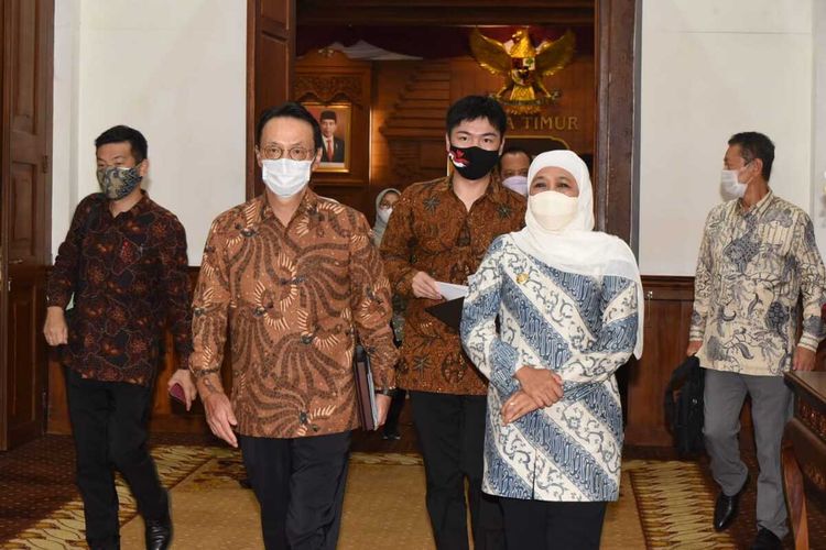 Gubernur Jatim Khofifah Indar Parawansa Bersama Duta Besar (Dubes) Jepang untuk Indonesia H.E.Kanasugi Kenji di Gedung Grahadi Surabaya, Senin (25/10/2021) malam,