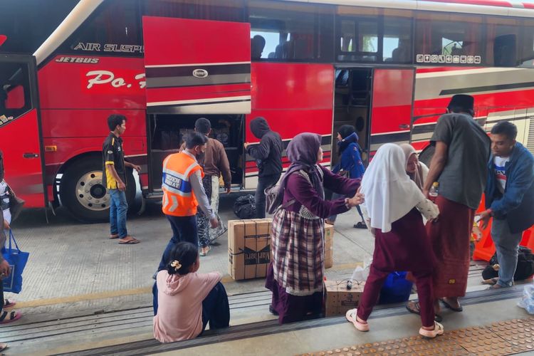 H+3 Lebaran, Penumpang di Terminal Sumenep Tembus 1.482 Orang, Naik 100 Persen Lebih