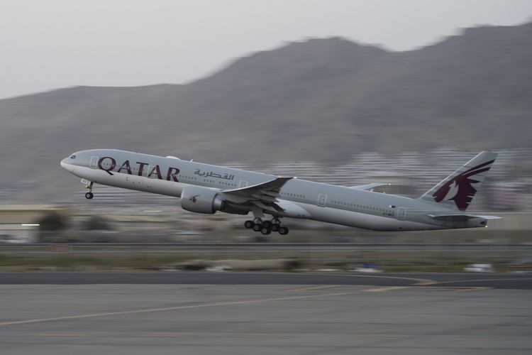Pesawat Qatar Airways yang membawa penumpang asing, lepas landas dari bandara Kabul, Afghanistan, pada 9 September 2021.