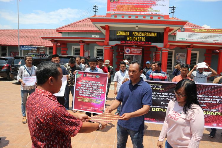 Para narapidana yang dinyatakan bebas lebih cepat, saat dilepas Kepala Lapas IIB Mojokerto, Wahyu Susetyo, di depan pintu masuk Lapas, Kamis (2/4/2020).