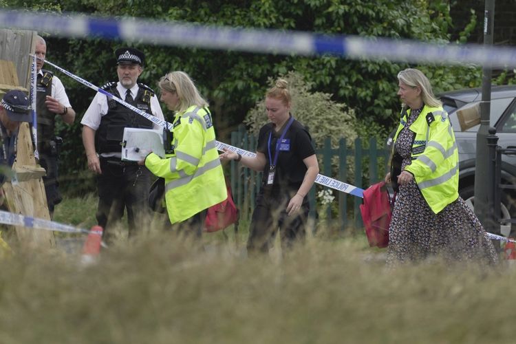 Polisi menyelidiki lokasi kecelakaan mobil yang menabrak gedung Sekolah Dasar di Wimbledon, London, Inggris, pada 6 Juli 2023. Sebanyak dua anak perempuan berusia delapan tahun tewas dalam insiden ini.