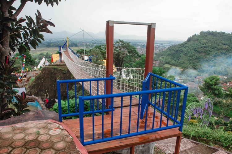 Ilustrasi jembatan gantung di Arjasari Rock Hill, Bandung, Jawa Barat.