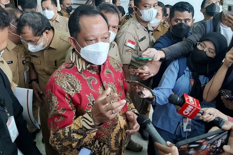 Menteri Dalam Negeri Tito Karnavian memberi keterangan pers seuai Rapat Koordinasi Pengendalian Inflasi Daerah di kantor Kementerian Dalam Negeri, Jakarta, Selasa (30/8/2022).   