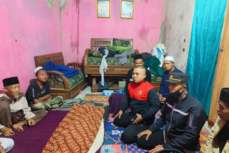 Jajang (50) meninggal dunia usai tersambar petir saat salat asar di sebuah musala di Kampung Sukarasa, Desa Wangunjaya, Kecamatan Cikalongwetan, Kabupaten Bandung Barat (KBB), Jawa Barat, Minggu (7/1/2024).