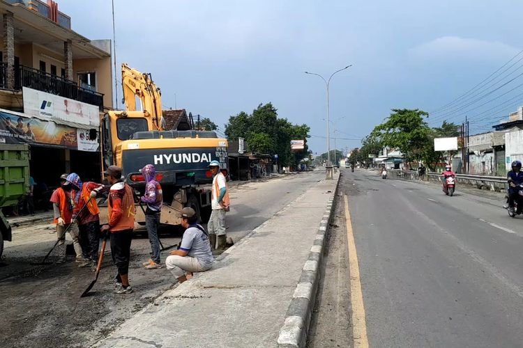 Proses perbaikan jalan di Pantura Demak-Kudus tepatnya di Desa Karanganyar, Kecamatan Karanganyar dikebut, Sabtu (24/3/2024).