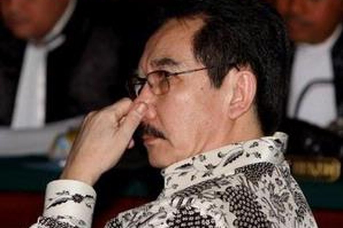 Terdakwa Antasari Azhar menjalani sidang perdana terkait kasus pembunuhan Direktur PT Putra Rajawali Banjaran, Nasrudin Zulkarnaen di Pengadilan Negeri Jakarta Selatan, Kamis (8/10). Agenda sidang kali ini adalah pembacaan dakwaan oleh Jaksa Penuntut Umum.