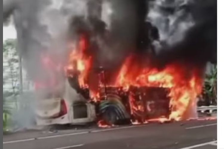 Bus penumpang Putra Pelangi dengan nomor polisi BL 75365 AA mengalami kecelakaan di Tol Medan-Kualanamu-Tebing Tinggi, tepatnya di Kilometer 42 B, pada Senin (17/2/2025) sekitar pukul 07.25 WIB.