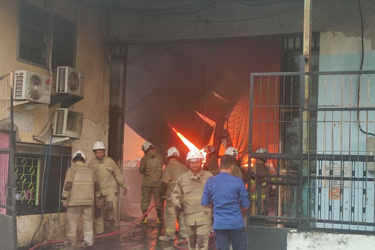 Pabrik Tiner di Semarang Terbakar, Penyebab Masih Diselidiki