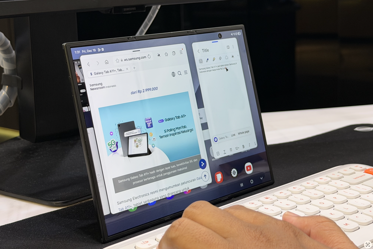 Ilustrasi Samsung Galaxy Trifold yang dijadikan sebagai monitor untuk melakukan sejumlah pekerjaan multitasking