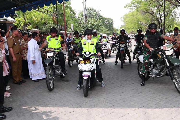 Gubernur Jatim, Kapolda Jatim dan Pangdam Brawijaya patroli pengamanan gereja di Surabaya dengan naik motor, Senin (23/12/2019?.
