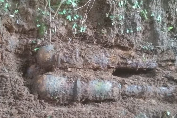 Tiga buah mortir peninggalan zaman perang kemerdekaan ditemukan tertanam di sebuah tebing pinggir rumah warga di Desa Sodonghilir, Kecamatan Sodonghilir, Kabupaten Tasikmalaya, Sabtu (7/8/2021).