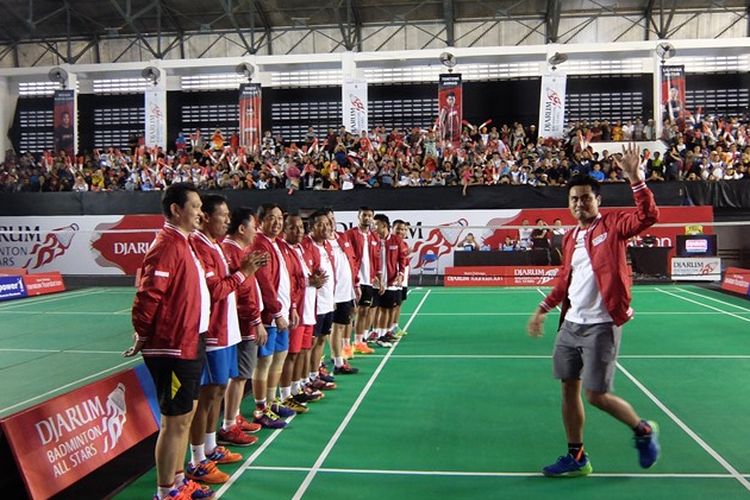 Tontowi Ahmad bersama Djarum Badminton All Stars di GOR 17 Desember Turide, Mataram, Sabtu (10/02/2018)