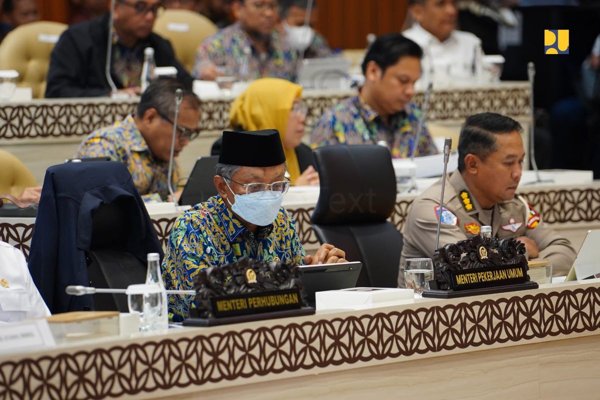 Menteri Pekerjaan Umum (PU) Dody Hanggodo di Kompleks Parlemen, Senayan, Rabu (23/4/2025).  
