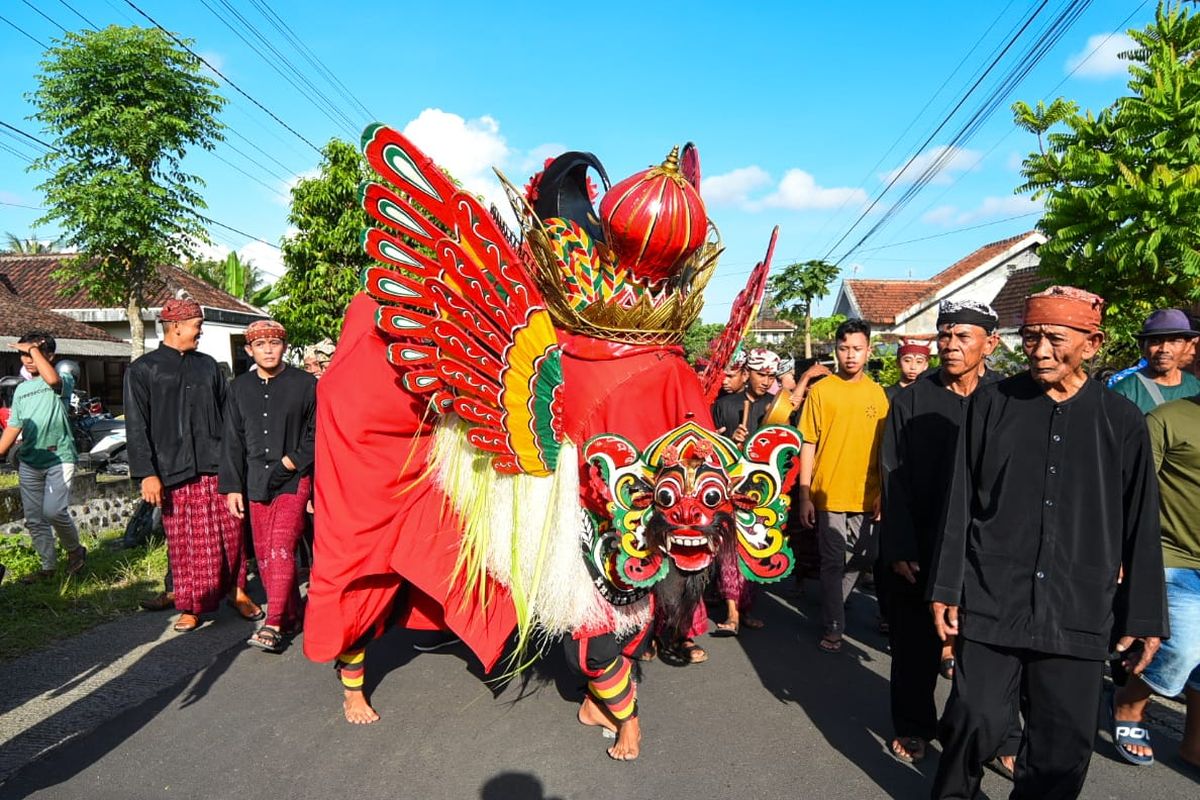 Iring iringan Barong Ider Bumi di Banyuwangi 