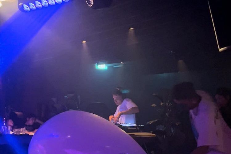 Disc Jockey (DJ) Jeremy Boon memainkan musik di kelab malam Capital Zouk Singapore, Minggu (3/4/2022) subuh. Singapura mencabut larangan konsumsi alkohol setelah pukul 22.30 dan kembali mengizinkan musik live dari penyanyi, band, dan DJ mulai Selasa (29/3/2022) menandai new normal hidup berdamai dengan Covid-19 yang endemik.