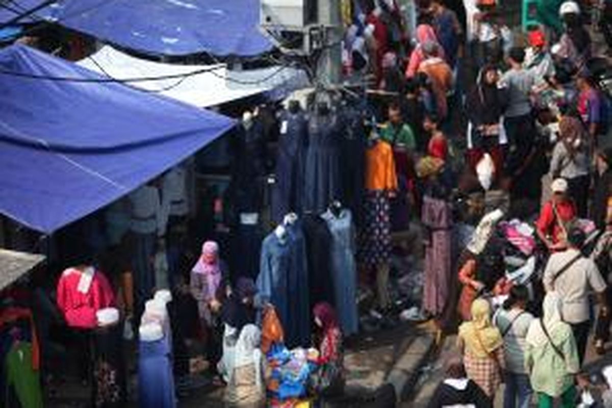 Ilustrasi: Pedagang pakaian di Jalan Jatibaru, Tanah Abang.
