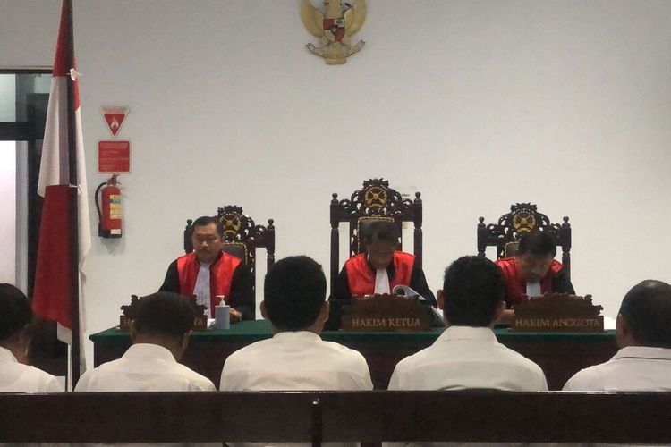 Lima mantan anggota KPU Kepulauan Aru Maluku saat menjalani sidang putusan di Pengadilan Tipikor Ambon, Senin (3/6/2/24). Dalam sidang tersebut, kelima terdakwa divonis oleh majelis hakim masing-masing 1 tahun 6 bulan penjara dan diwajibkan membayar denda dan uang pengganti