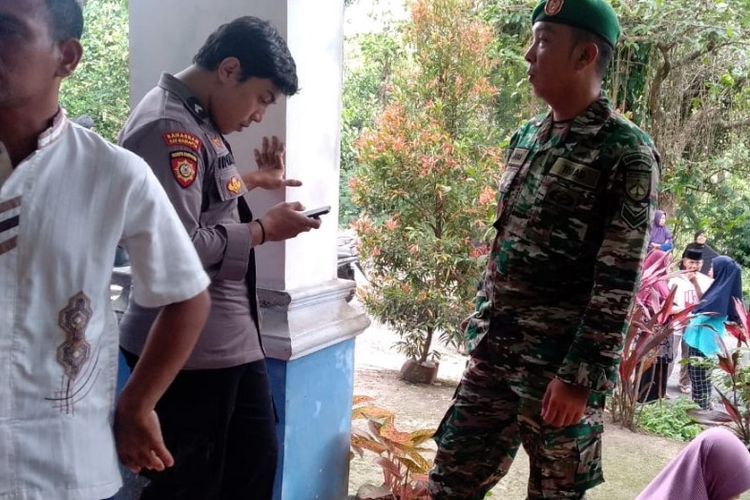 Aparat keamanan saat berada di rumah ditemukannya sepasang suami istri ditemukan tewas di Dukuh Karang Pucung, Desa Mendala, Kecamatan Sirampog, Kabupaten Brebes, Jawa Tengah, Jumat (30/5/2023). (Dok. Polsek Sirampog)