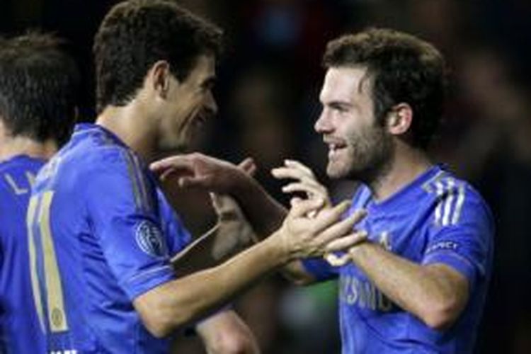 Dua gelandang serang Chelsea, Oscar (kiri) dan Juan Mata (kanan), ternyata memiliki kegemaran yang sama selain bermain sepak bola, yakni bermain tenis.
