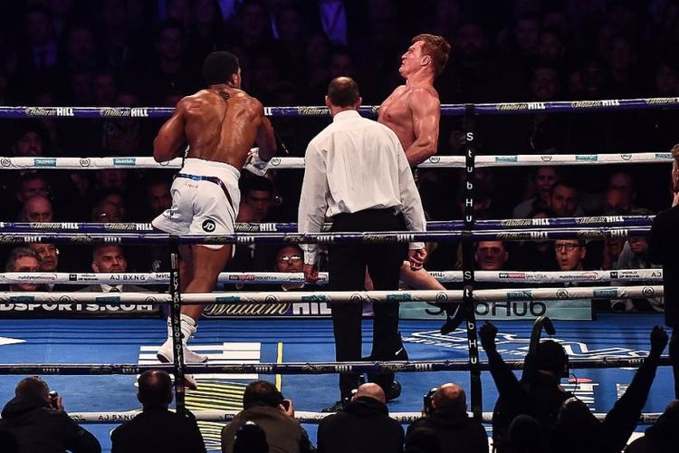 Anthony Joshua (kiri) menang KO atas Alexander Povetkin, Sabtu (22/09/2018)