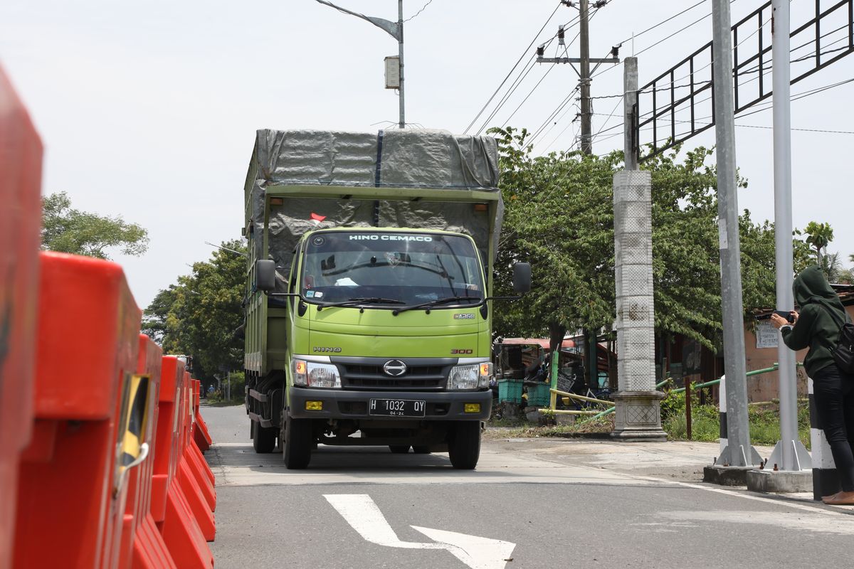 Uji coba penimbangan truk dengan perangkat Weigh In Motion di Jembatan Timbang Kulwaru, Kulon Progo, Rabu (26/1/2022)