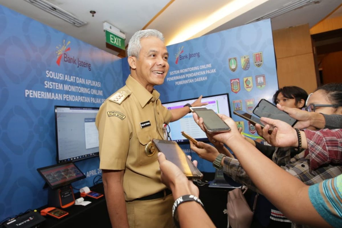 Gubernur Jawa Tengah (Jateng) Ganjar Pranowo menunjukkan contoh aplikasi sistem monitoring online yang akan diterapkan di Jateng. 