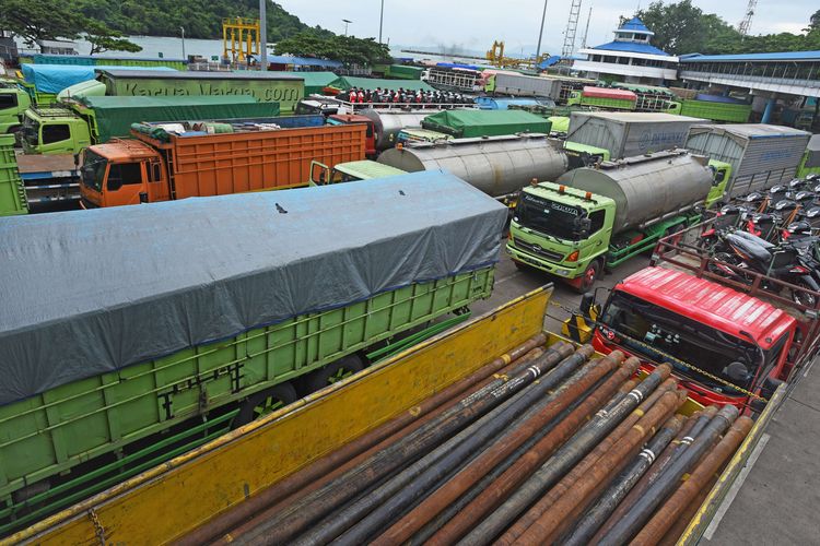 Sejumlah truk yang akan menyeberang ke Pulau Sumatera antre saat akan masuk ke kapal ferry di Pelabukan Merak, Banten, Kamis (10/2/2022). Arus penyeberangan di Pelabuhan Merak terhambat cuaca buruk yang ditandai angin kencang dan gelombang tinggi sehingga terjadi penumpukan kendaraan sejak dua hari terakhir.